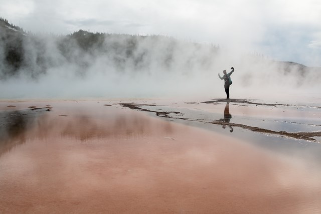 People Walk on Grand Prismatic Spring YellowStone3