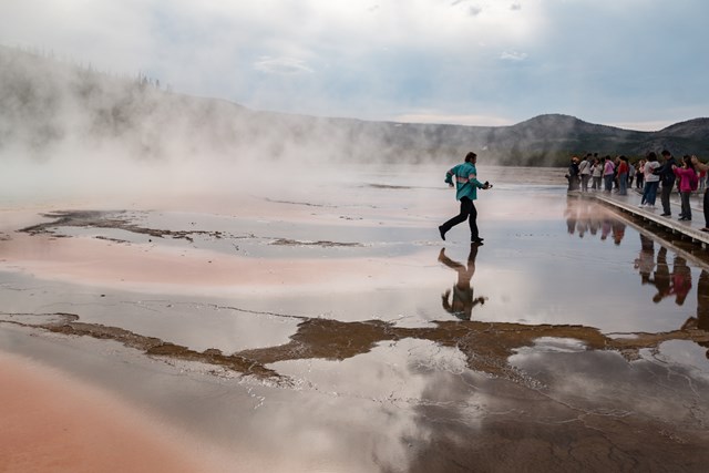 People Walk on Grand Prismatic Spring YellowStone4