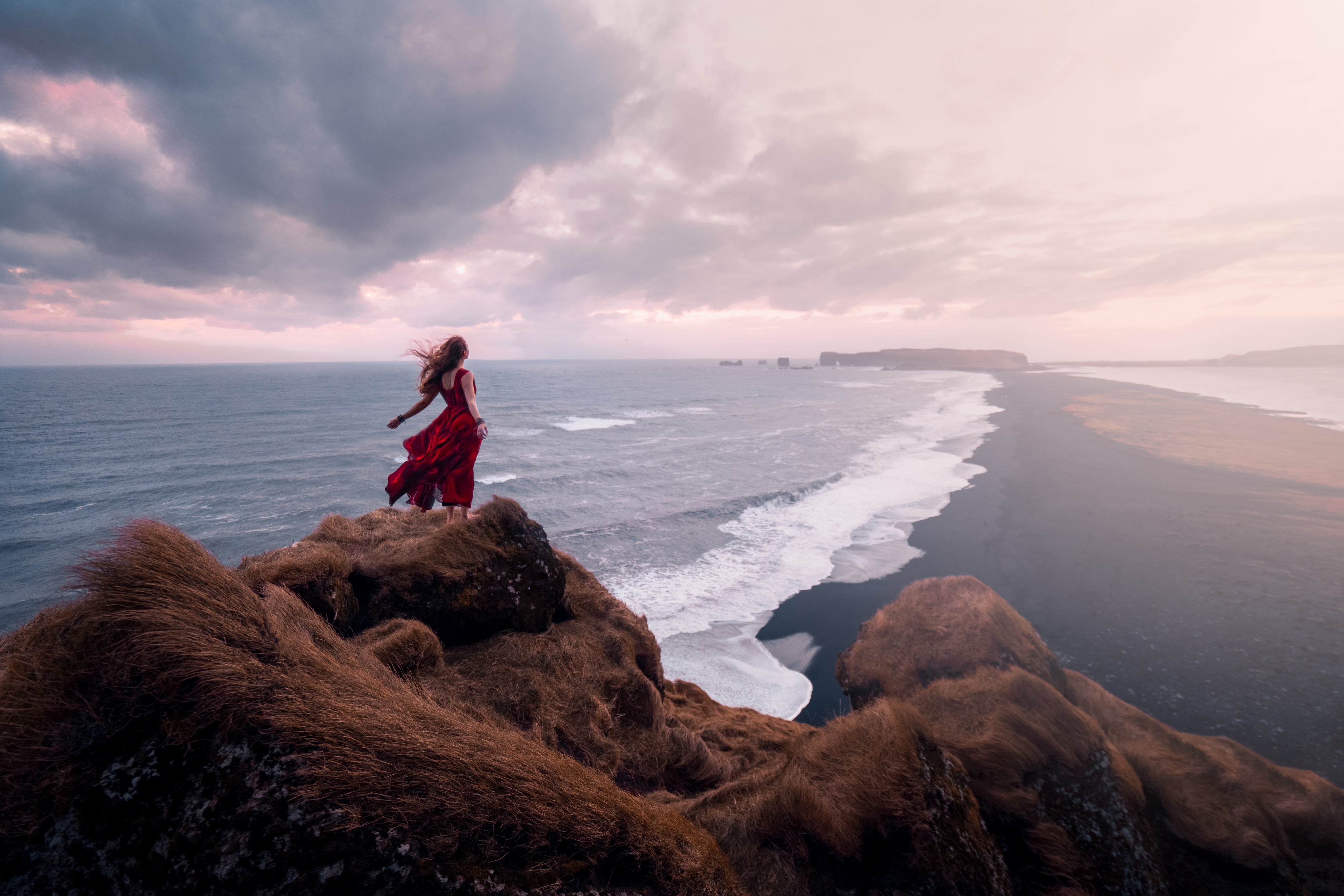 Любовь путь судьбы. Элизабет Гэдд. Фотограф Lizzy Gadd. Девушка на Утесе. Девушка на обрыве скалы.